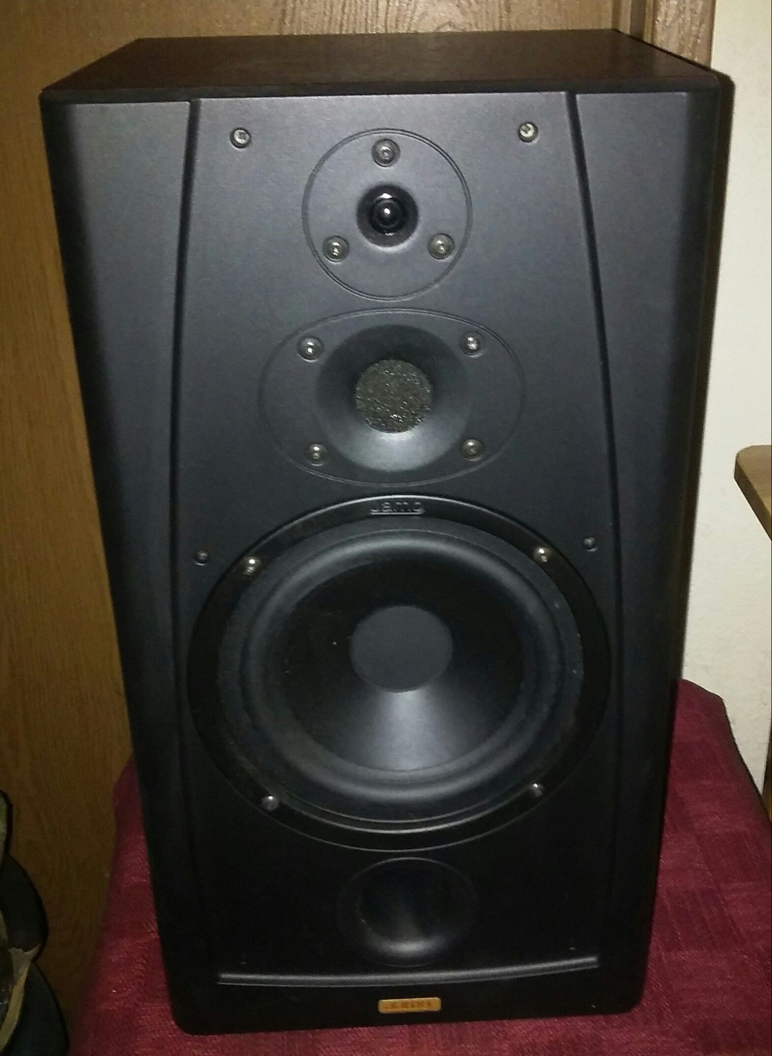 Jamo 68 Bookshelf Speakers
