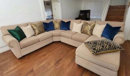 Large Bassett Brand Sectional in excellent condition!