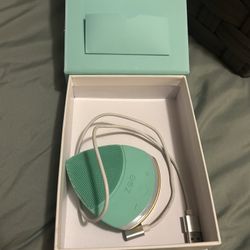 QYKSONIC ZOE Facial Cleansing Device – Like New