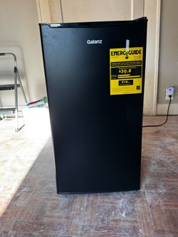 Galanz Compact Refrigerator Black