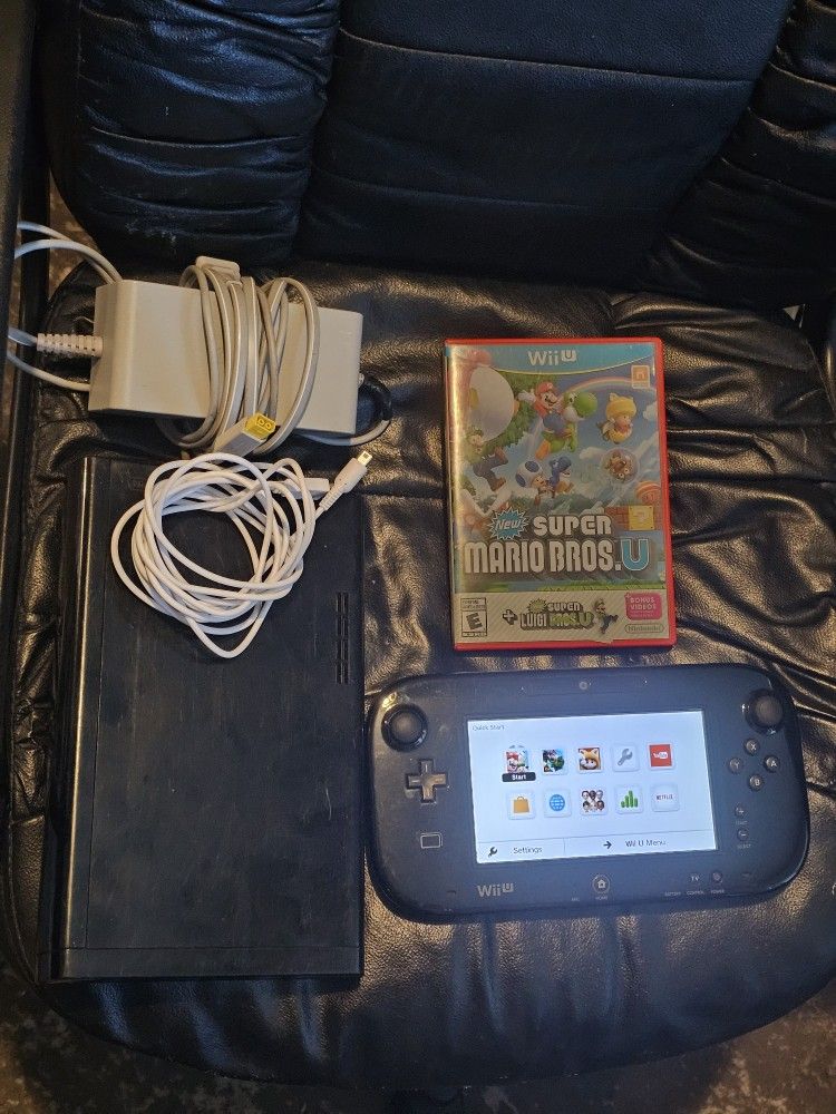 Nintendo Wii U Console! 1 Game + Chargers! New Super Mario Bros U!