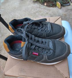 LADIES GRAY LEVI'S TENNIS SHOES