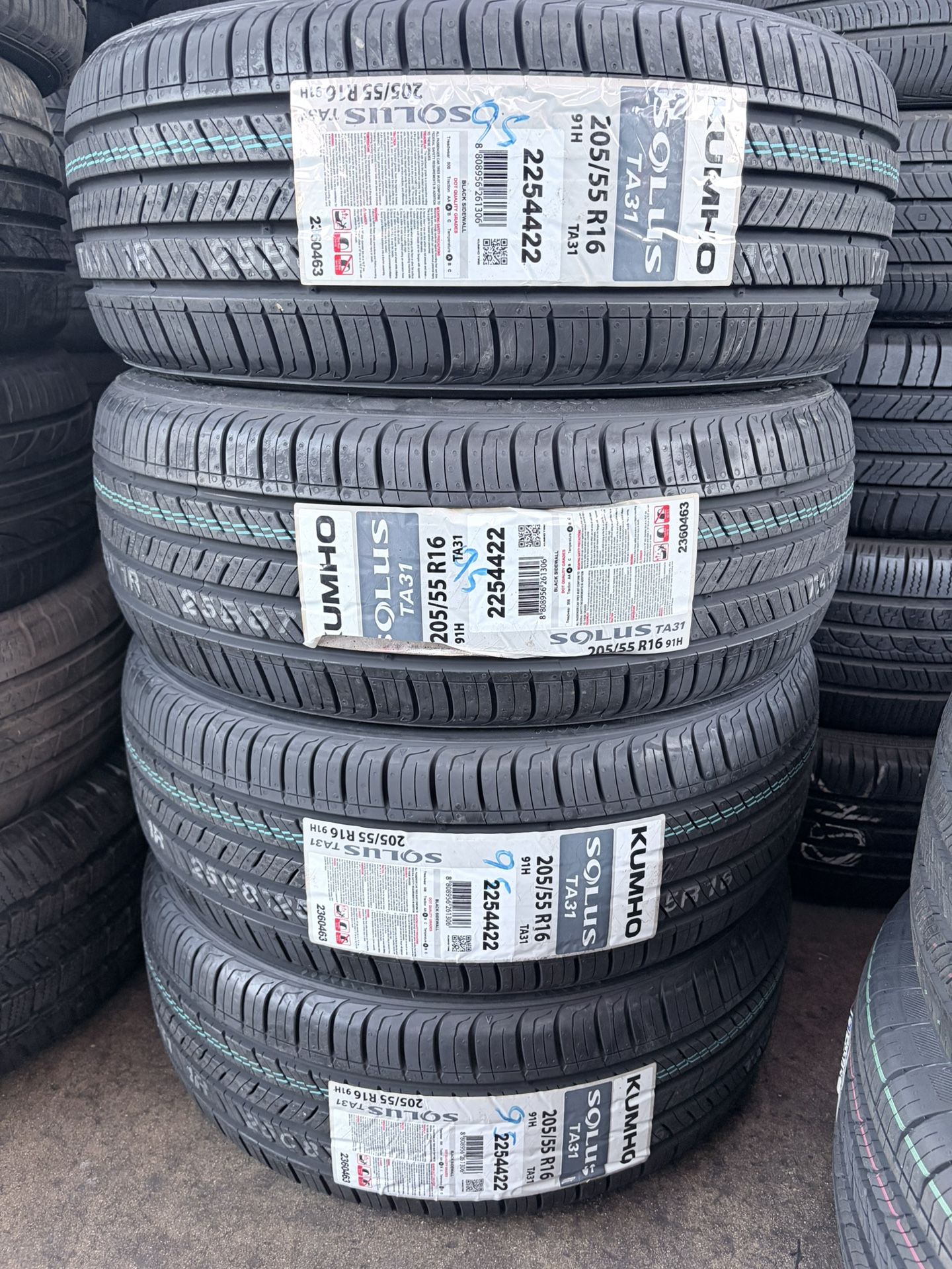 Tengo Un Set De Llantas Nuevas Marca KUMHO SOLUS 205/55 R16 Instalación Y Balanceo Por El Mismo Precio