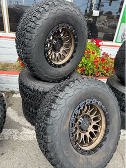 Vendo set de rines nuevos  con llantas 315/70/R17 17x9 de ancho de 6-139 lugs con llantas
