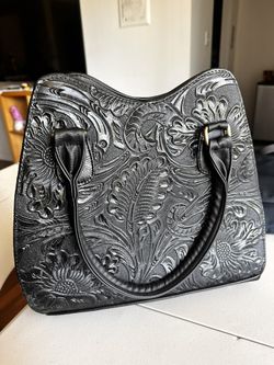 Elegant bag with fine material and beautiful bold design