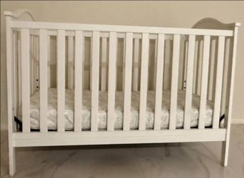 **WHITE CRIB &MATTRESS **