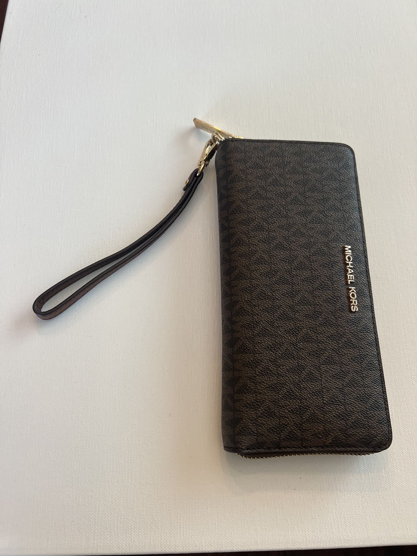 MICHAEL KORS large ZIPPERED WALLET