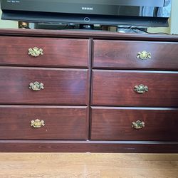 * MOVING SALE * 2 Dressers + 1 Coffee table 