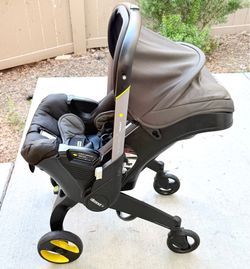 USED DOONA WITH 2 LATCH BASE STROLLER