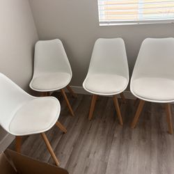 4 White Chairs with Wooden Legs – Like New