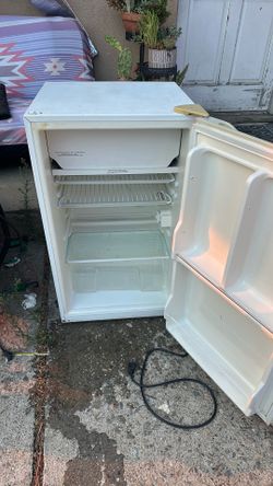 ****READ ADD**Mini fridge ****