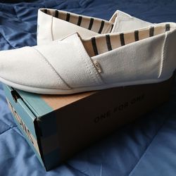 Woman's TOMS sz 9
