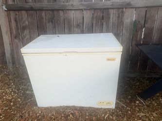 Magic Chef Freezer - just to BE USED AS STORAGE - Solo Puede usarse como Hielera Manual - No Prende