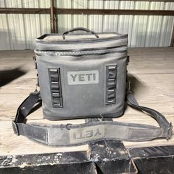 YETI Soft Cooler (Zipper Not Working) 