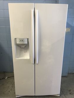 White Samsung 26 Cu Ft Refrigerator With 120 Day Warranty