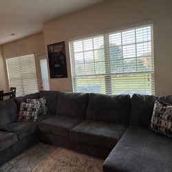 Like NEW Ashley Furniture- Ballinasloe 3-piece Sectional with Chaise