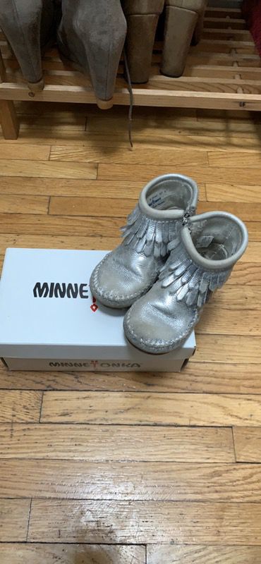 Minnetonka baby girl silver fringe boots size 5
