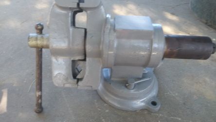 Heavy duty pipe vise