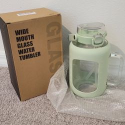 Glass Water Bottle 64oz, Light Green, NEW