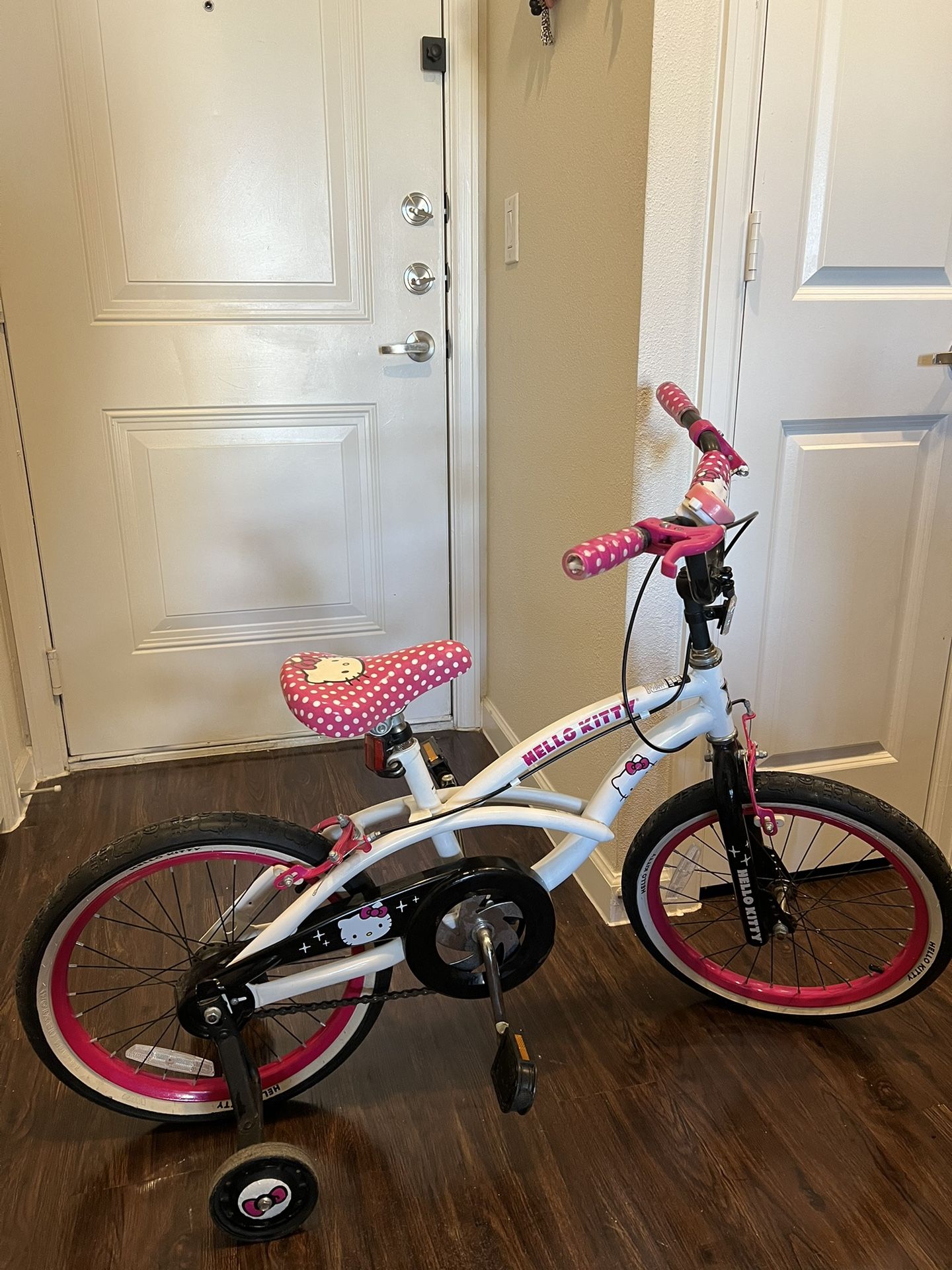 Girls Hello Kitty Bike With Training Wheels - Dynacraft 18”