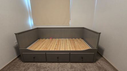 Daybed (Pulls out into a King)