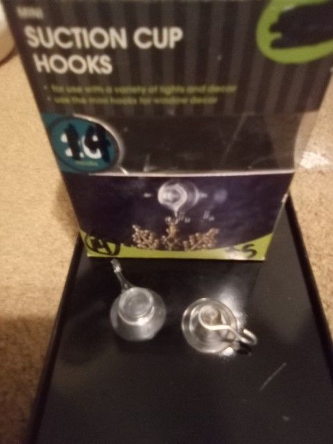 SUCTION CUP HOOKS