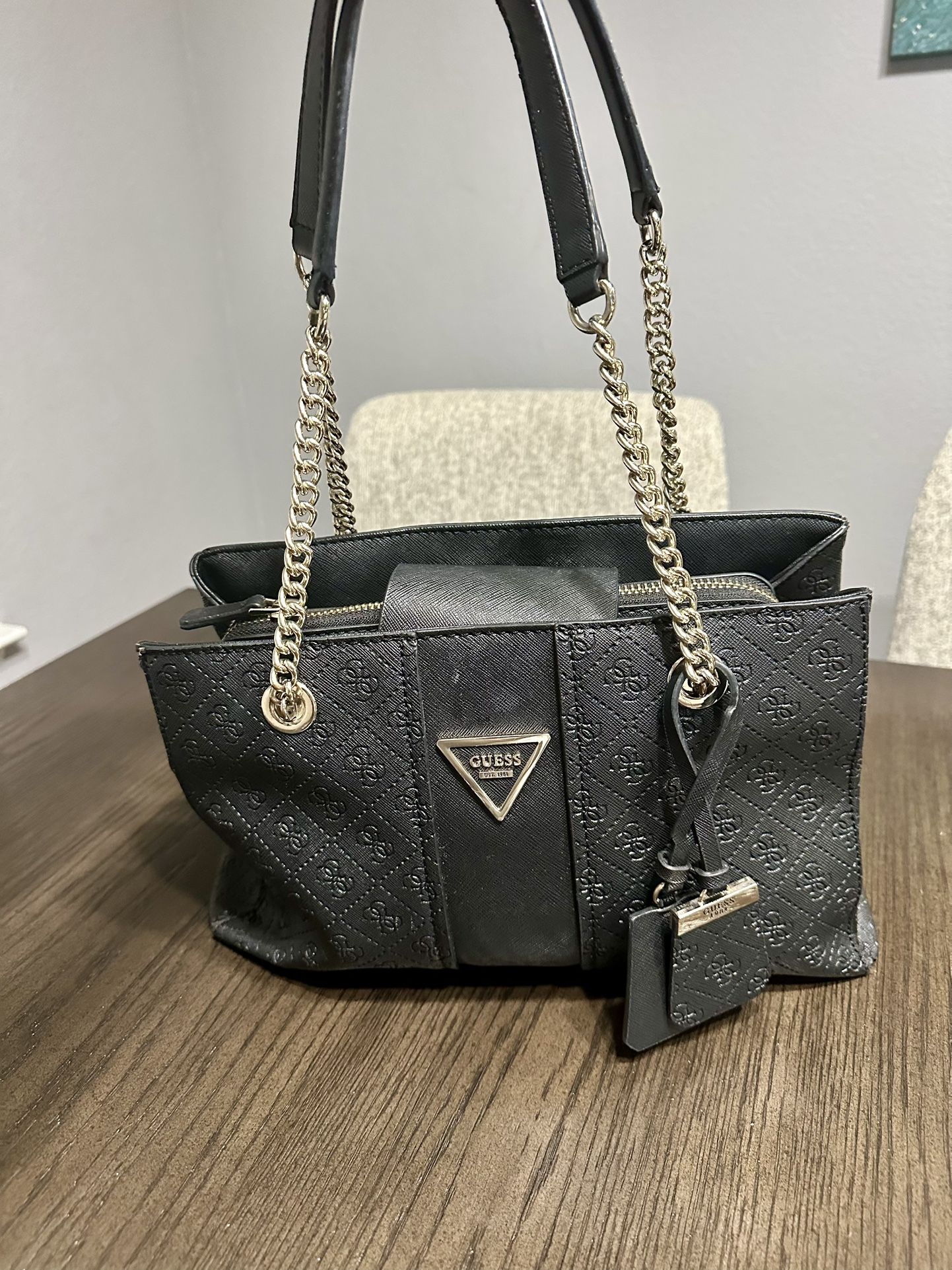 BLACK GUESS PURSE