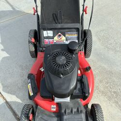 Troy Bilt self-propelled lawnmower with Honda engine starts right up runs perfect