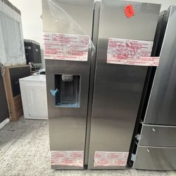STAINLESS STEEL SAMSUNG SIDE BY SIDE DOORS REFRIGERATOR HAS ICE MAKER AND WATER DISPENSER