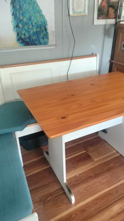 Corner benches with table