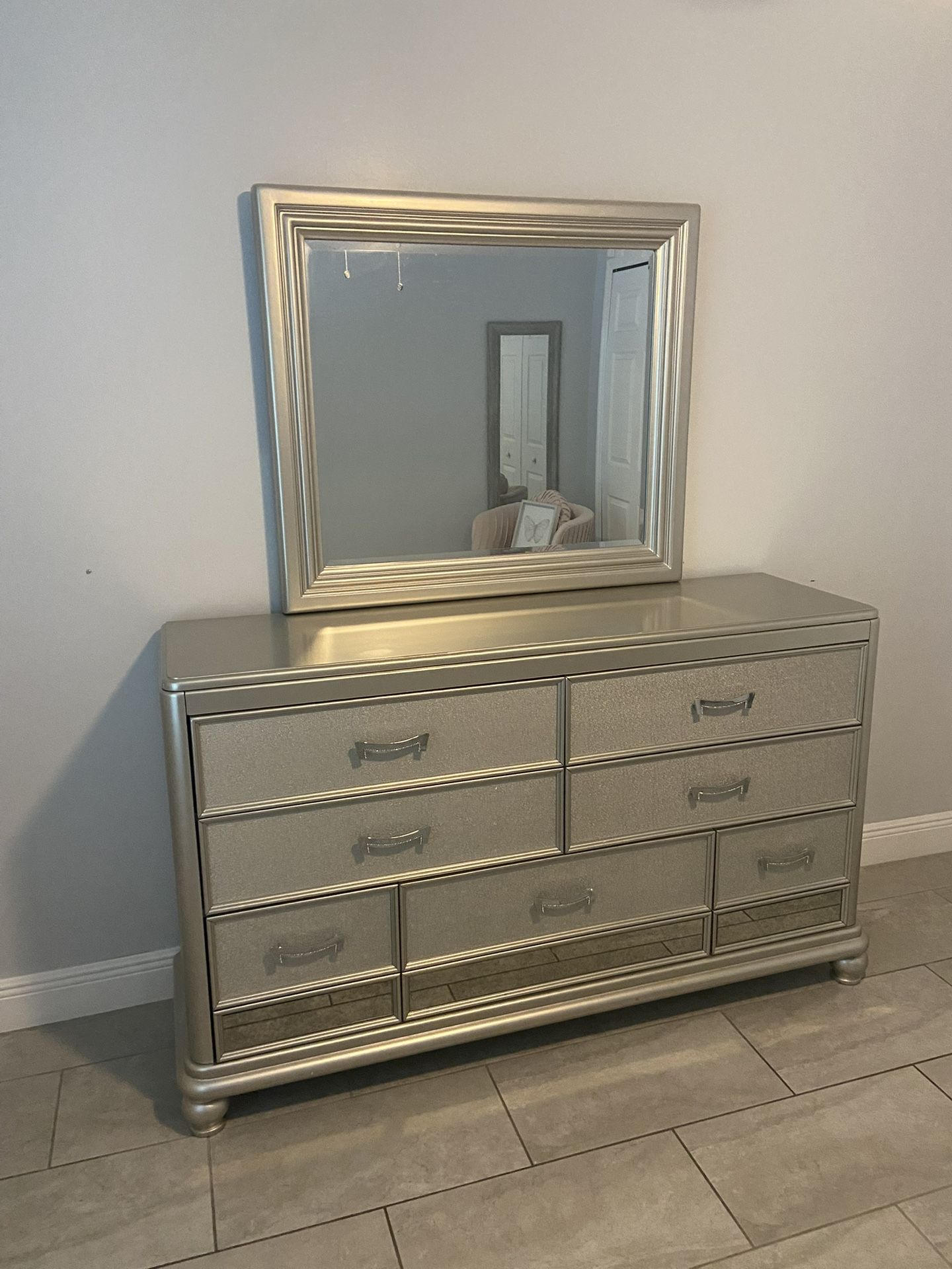 Dresser With Mirror