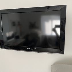 37” TV LG With Wall Mount & Remote 