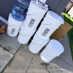 5 galón white container with lid