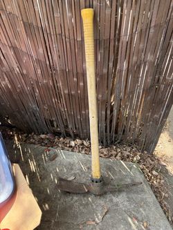 Nupla Heavy-Duty Pick Mattock – Fiberglass Handle
