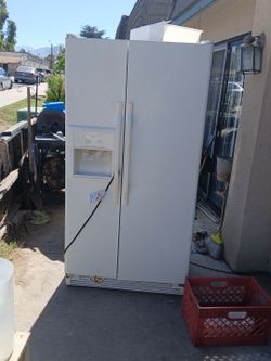 Kenmore refrigerator and freezer with ice maker