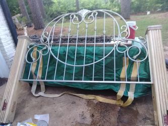 Queen size Metal and Wood Poster Bed