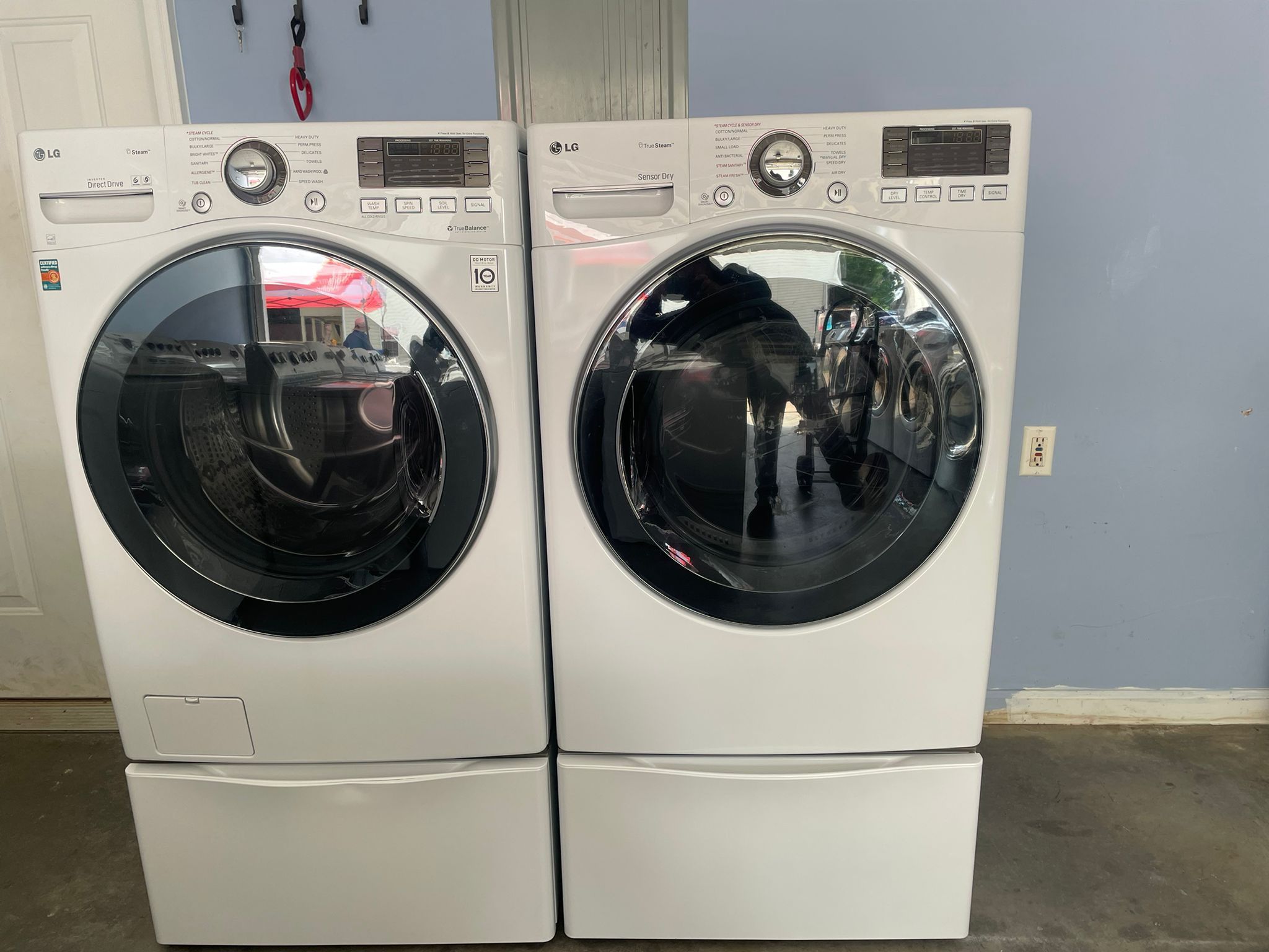 LG Washer And Dryer With Pedestal 