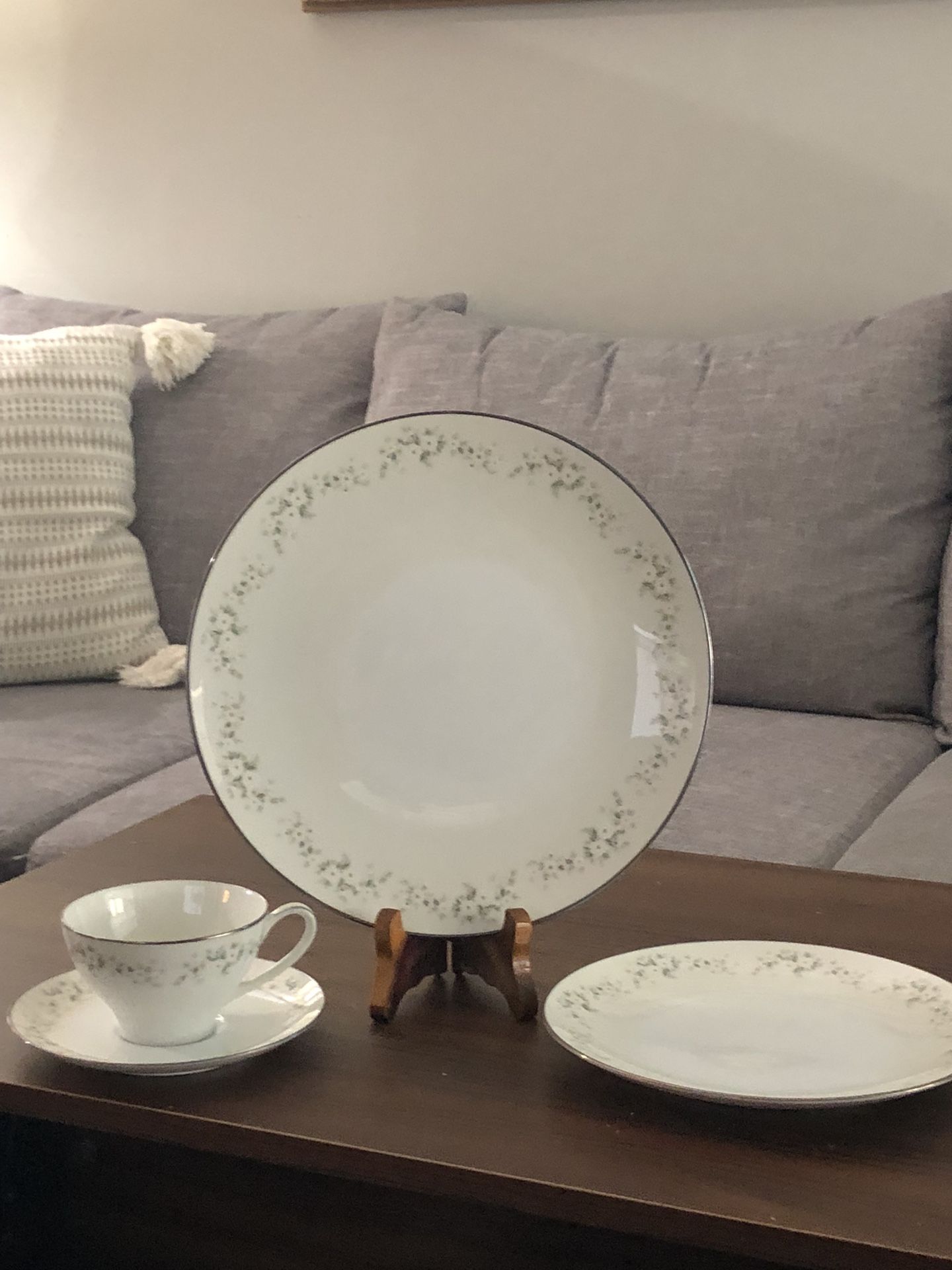For Pick Up Only Beautiful porcelain set it is a 12 piece. One plate has a chip. The rest is perfect so you could use it as a 10 piece setting