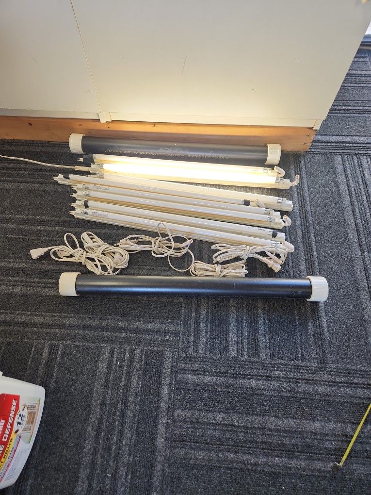 20" Fluorescent Lights x 8 Only 6 Cords
