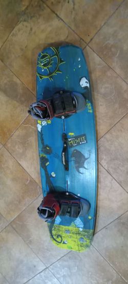 Slingshot Misfit Kiteboard 136mm & Liquid Force Boots