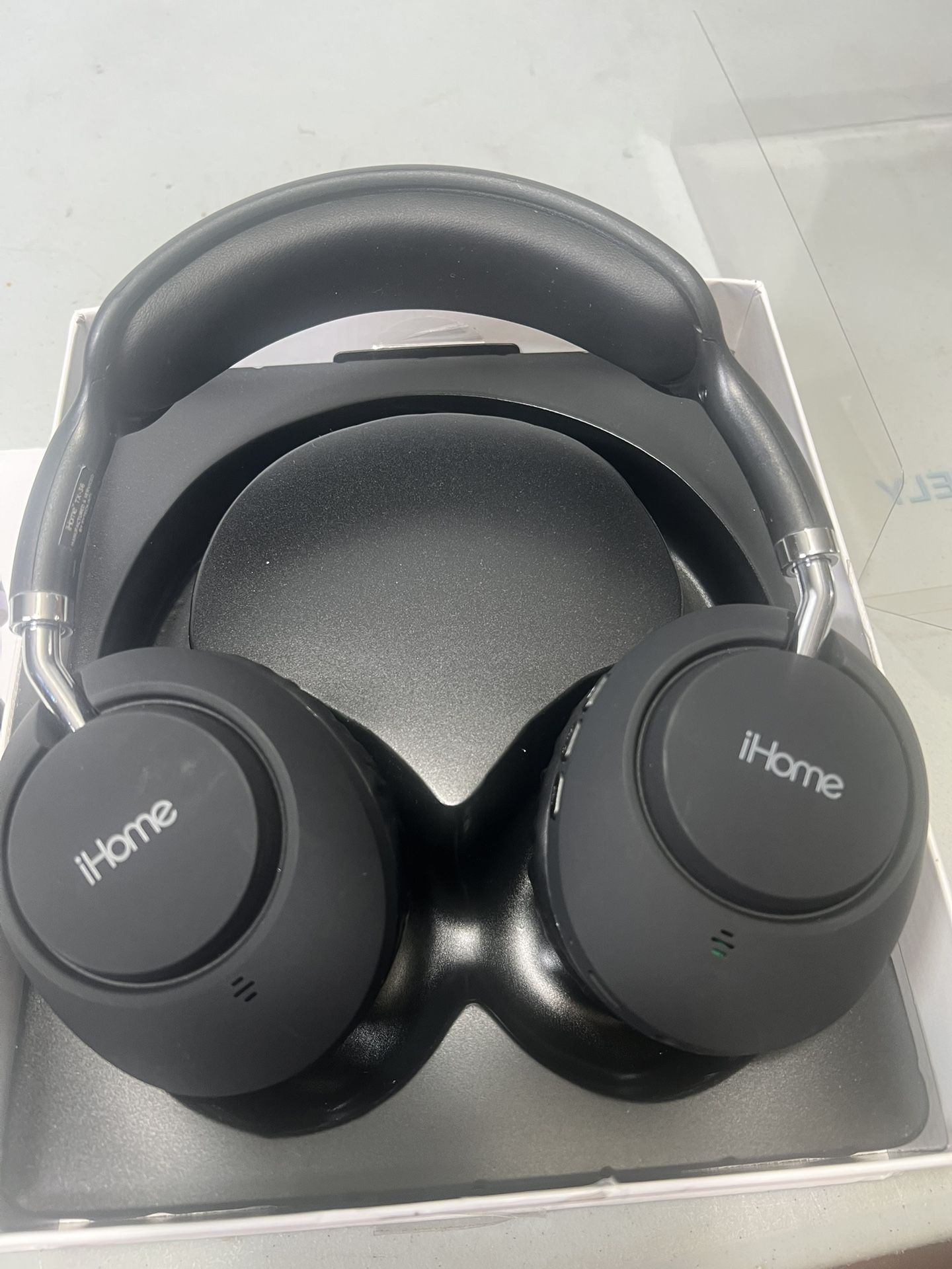Ihome px 36 head phones like new in great cosmetic condition. However, only one works $5 Lot#0.0APR2122 bin room