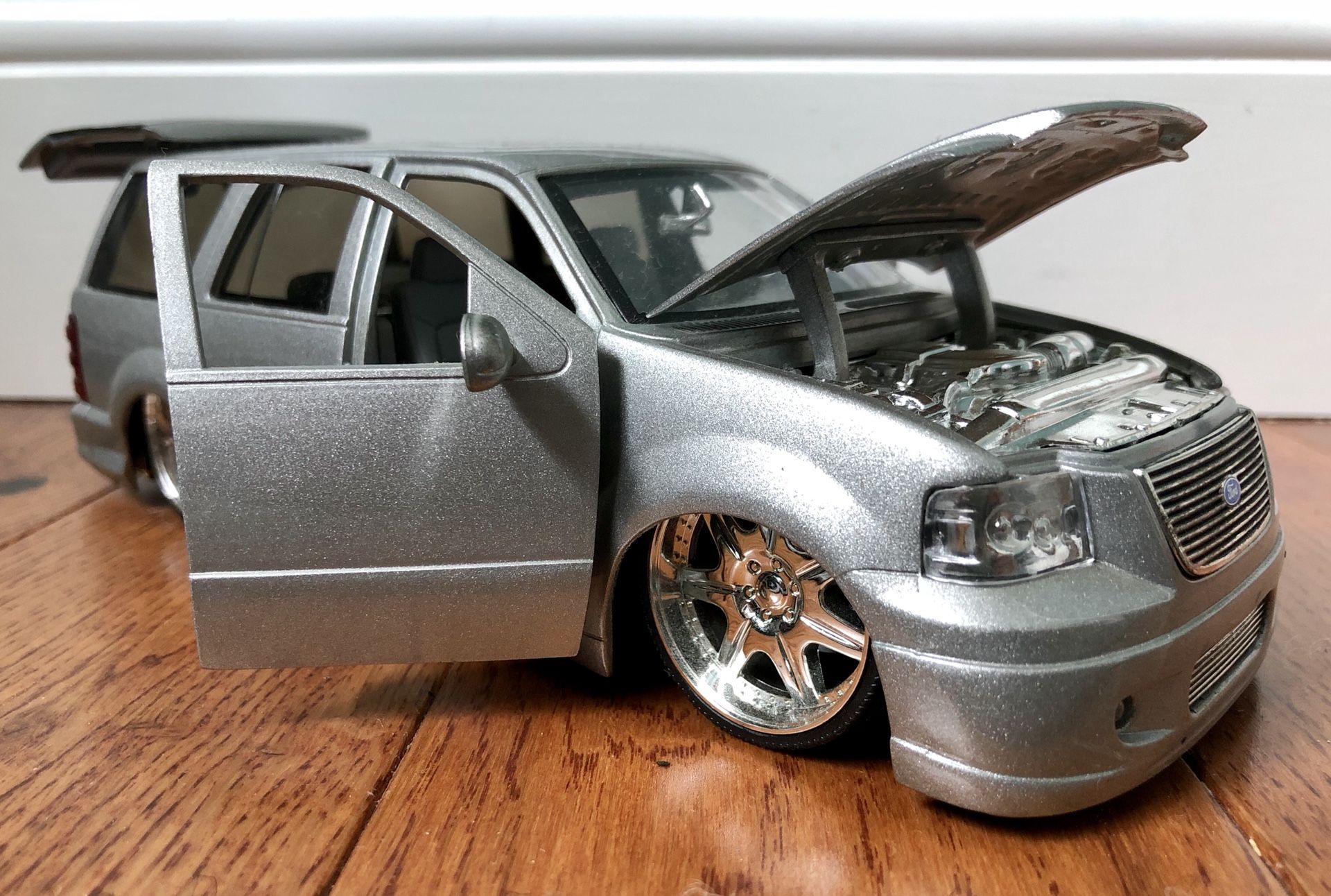 2003 Ford Expedition Lowrider SUV - 1:24 Scale (9” Long) Die Cast Metal