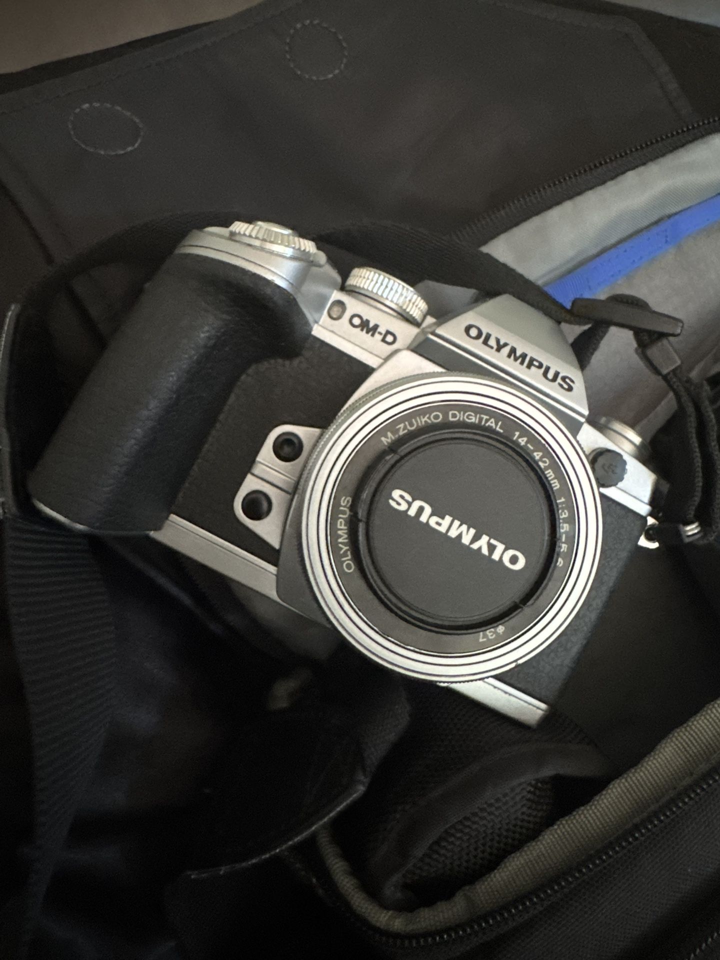 Olympus OM-D E-M1 & 75-300mm Zoom Lense/Flash