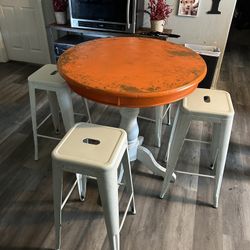 Table W Stools 