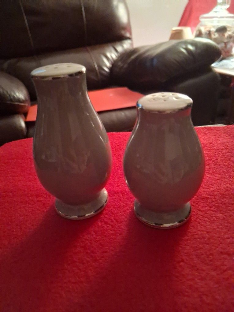 VINTAGE SET OF CERAMIC HIGH LUSTER BLUE HOUR GLASS SALT &. PEPPER SHAKERS