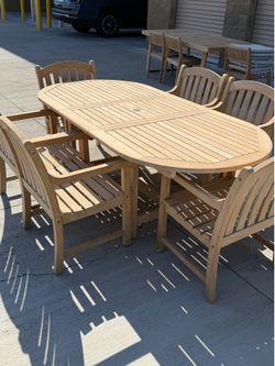 Beautiful teak outdoor table and 6 chairs