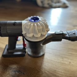 Dyson V6 Handheld Vacuum With Charger