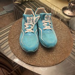 Women Shoes 👟 Pumas Size 10