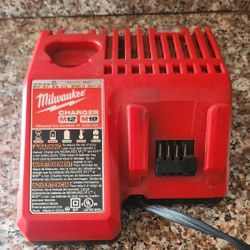 Milwaukee M18 & M12 Multi-Voltage Charger 
