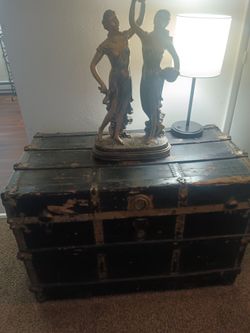 Old Trunk & Statue Decoration